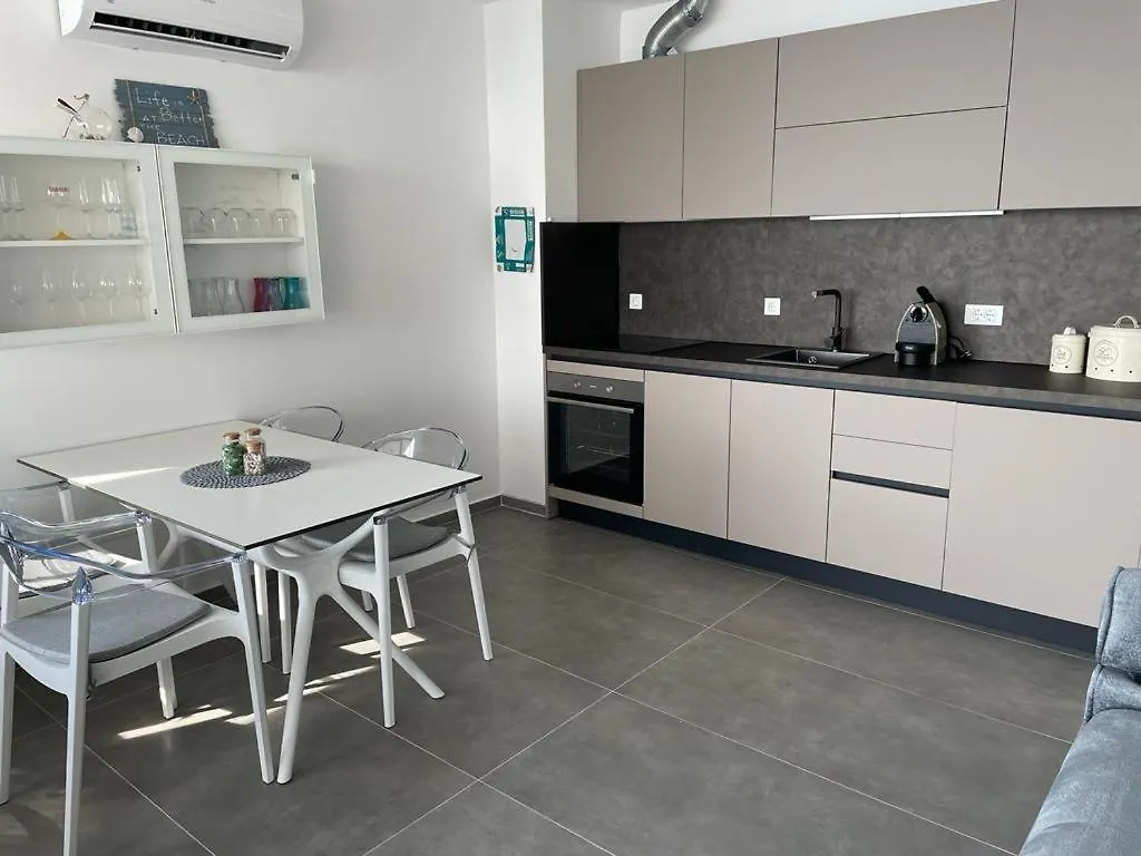 Sea View Apartment Dolphin Mandre 0*,